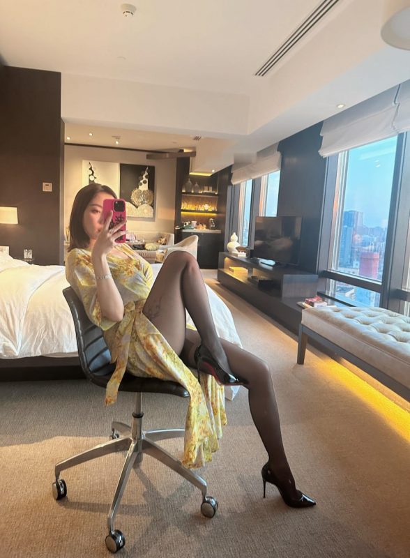 果儿Victoria – 黄色战袍 [23P]-蜜私库