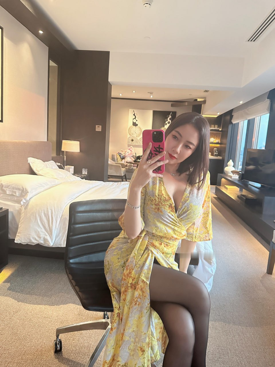 果儿Victoria – 黄色战袍 [23P]-蜜私库